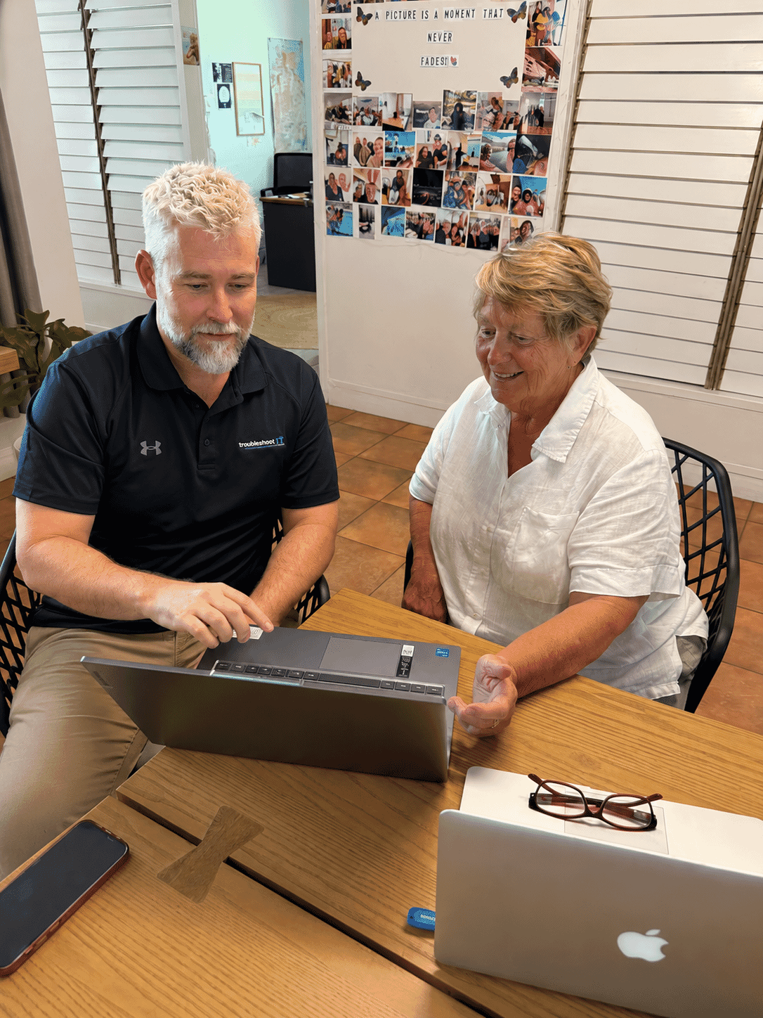 Rob McGregor helping a client with her laptop in Darwin